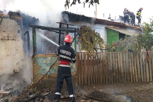 Incendiu violent în Babadag. De la ce au pornit flăcările