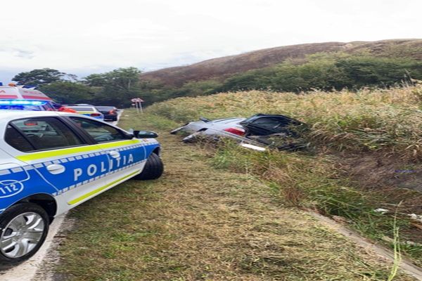 Două persoane au fost rănite după ce mașina în care se aflau a ajuns în șanț