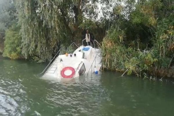 FOTO| Barcă scufundată pe brațul Sulina