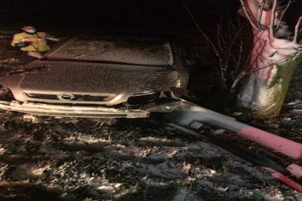 Bărbat, rănit și transportat la spital, după ce a intrat cu mașina într-un copac