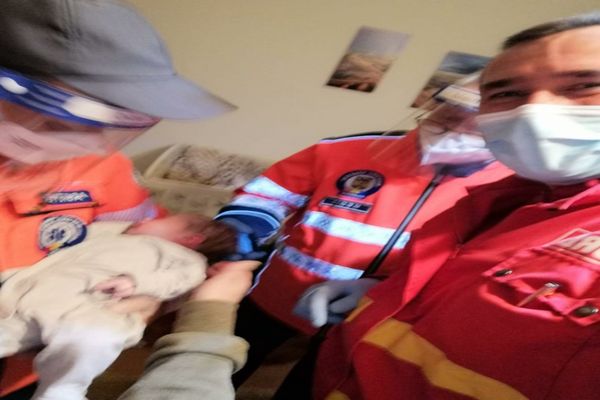 FOTO| Final fericit într-o misiune grea! Bebeluș de 28 de zile, salvat de la moarte de un pompier