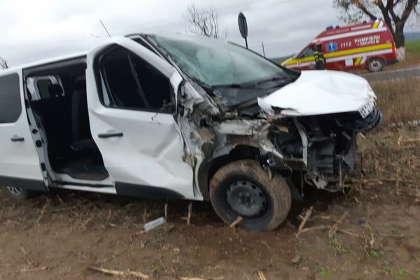 FOTO| Impact între un autoturism și un tractor pe DN22A