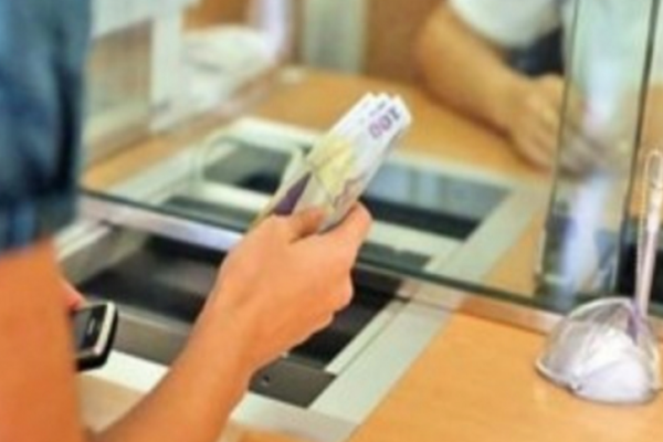 VIDEO Jaf cu bilețel la o bancă din București: "Dacă nu-mi dai banii, te tai". Atacatorul a obținut 10.000 de lei