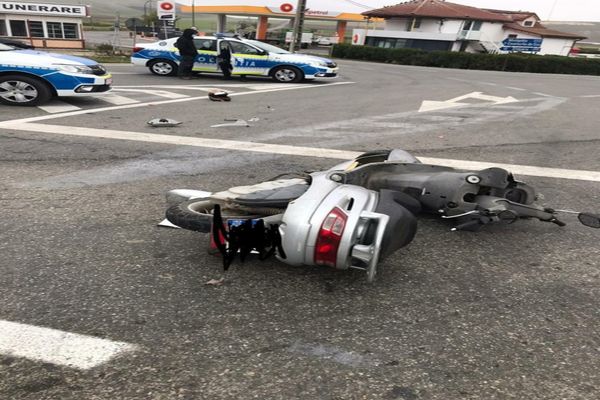 Impact violent. Motociclist de 77 de ani la spital