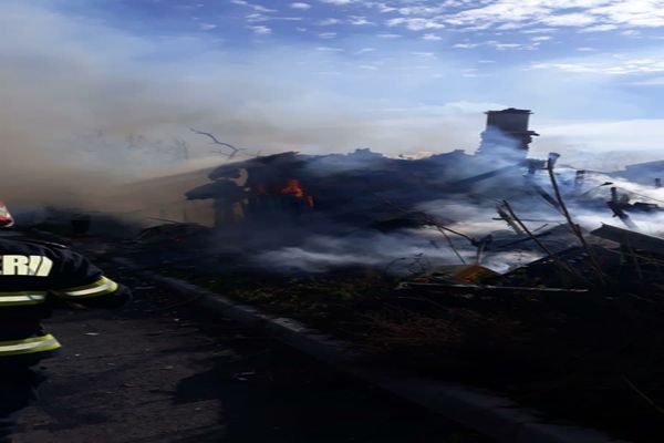 FOTO VIDEO| Casă mistuită de flăcări în Murighiol