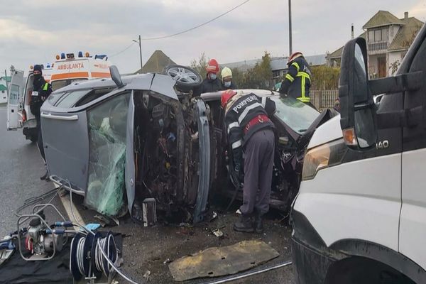 FOTO| Accident grav, cu victime încarcerate. Două mașini s-au făcut praf