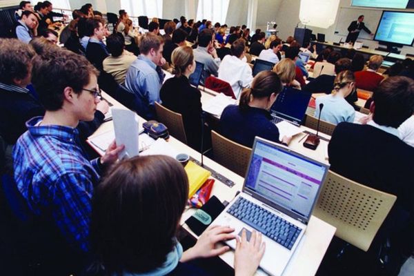 VIDEO - O profesoară, filmată în timp ce-și umilea studenții - A fost pornită o anchetă