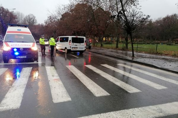 Bătrân spulberat pe trecerea de pietoni