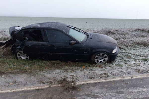 Încă un tulcean a intrat cu mașina în copac