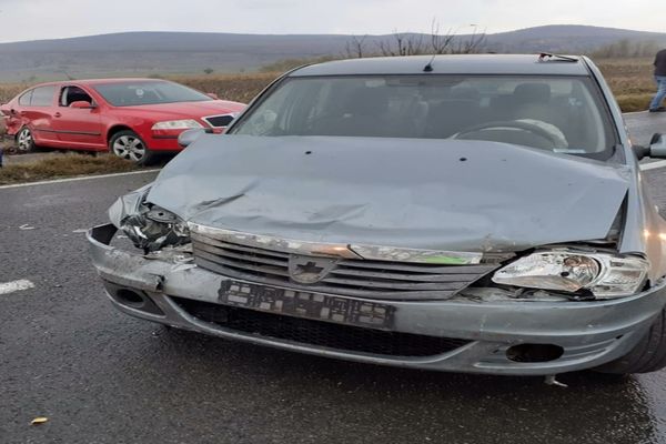 Impact violent pe DN 22, patru răniți