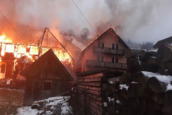 FOTO Incendiu de proporţii la o locuință din Moieciu