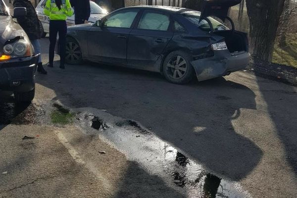 Neatenția la volan se plătește: o persoană a fost rănită, iar două autovehicule avariate