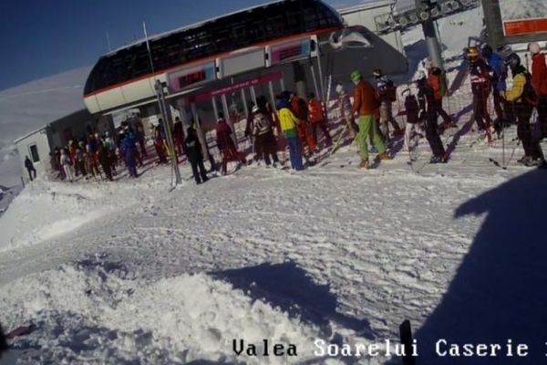 Autoritățile din Sinaia au apelat la militari pentru a face ordine pe pârtiile de schi