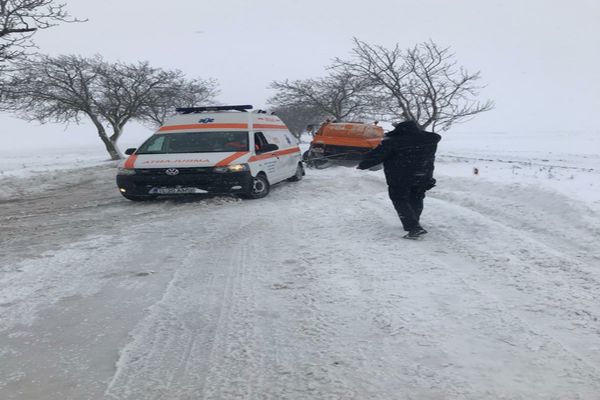 Gravidă blocată în ambulanța înzăpezită