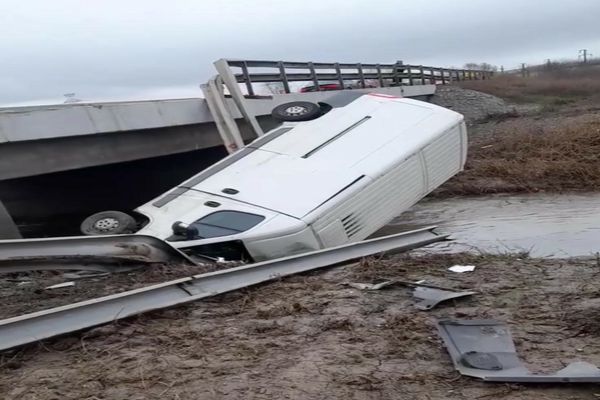VIDEO| Accident spectaculos. Șofer beat, a plonjat cu autoutilitara într-un pârâu