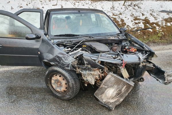 FOTO| Două mașini s-au făcut praf după ce s-au ciocnit la Babadag. O victimă inconștientă