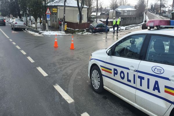 Doi adolescenți spulberați de o mașină condusă de un gălățean