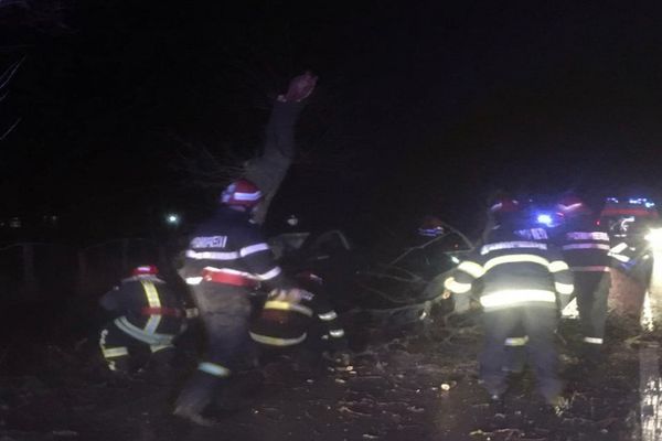 Tragedie evitată. Două tinere au intrat cu mașina într-un copac