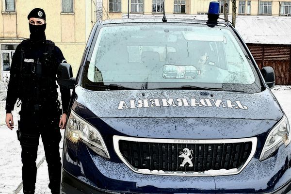 Hoț prins de jandarmi după ce a vrut să fure geanta unei femei