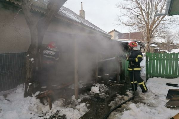 FOTO Incendiu casă în Cataloi. De la ce au pornit flăcările
