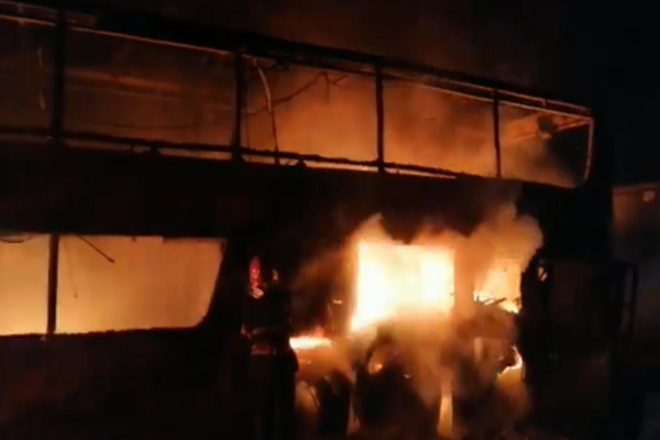 VIDEO/ Autocar în flăcări pe A1! Zeci de români care se întorceau din Franța se aflau la bord