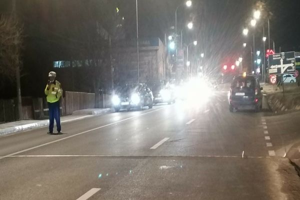 Femeie spulberată de o mașină în timp ce traversa neregulamentar