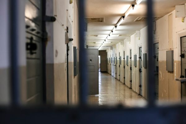 Ofițer din Penitenciarul Tulcea, reținut pentru 24 de ore de DNA pentru luare de mită