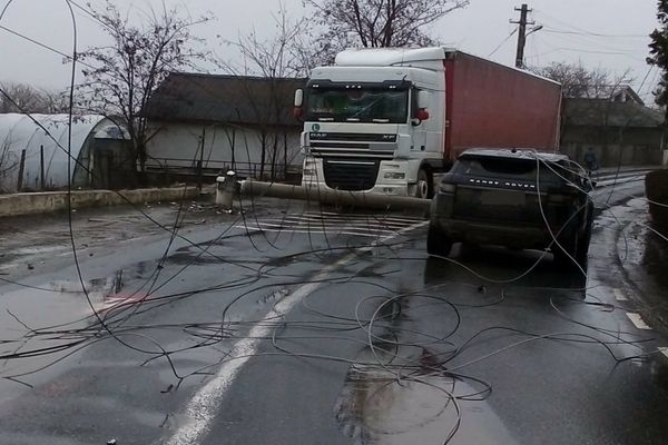 Accident la Isaccea. Circulație blocată pe DN 22