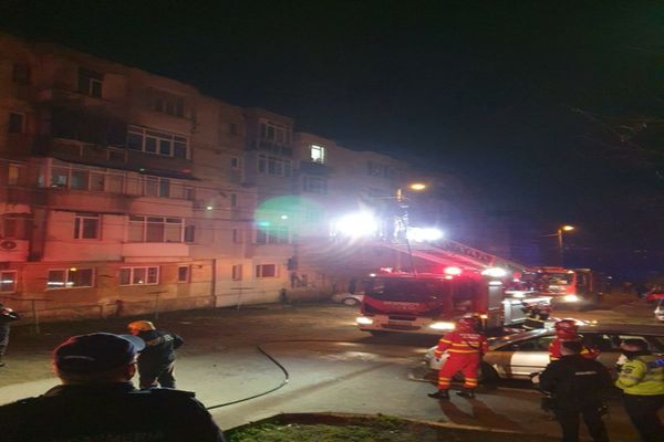 FOTO VIDEO Incendiu puternic în Tulcea. 11 persoane s-au autoevacuat