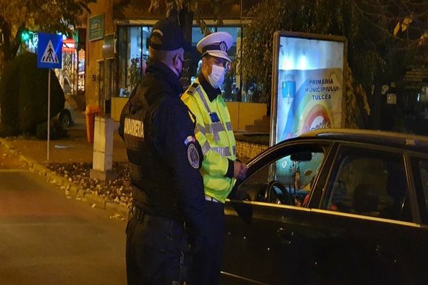Amenzi de 25.000 lei pentru nepurtarea măştii şi nerespectarea distanţării