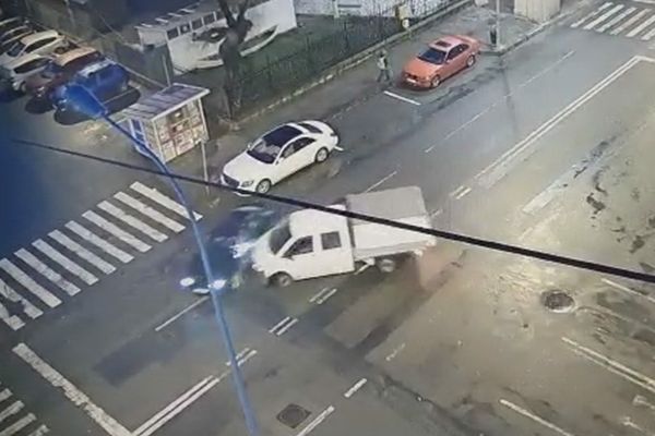 Arest la domicilu pentru șoferul beat care a accidentat o femeie și a fugit