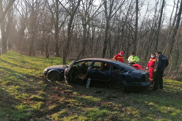 Un tânăr de 20 de ani a intrat cu mașina într-un copac. Doi răniți