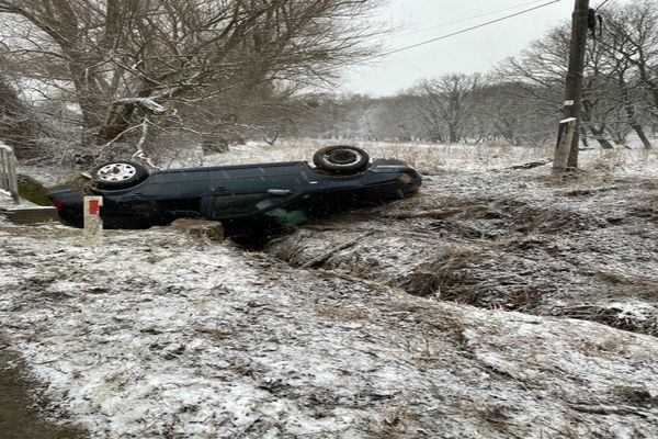 Tulcea. Accident cu trei răniți și o mașină răsturnată