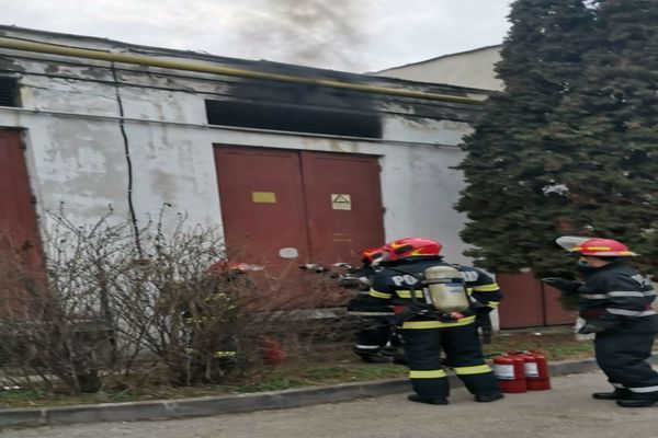 FOTO | Incendiu în curtea Spitalului Municipal Dej! Unitatea medicală a rămas fără curent de la reţea
