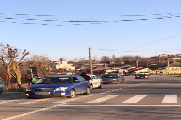 Pieton beat, accidentat în timp ce traversa prin loc nepermis