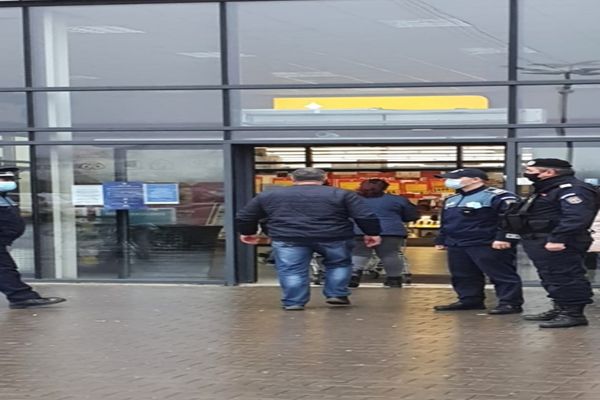 Amenzi de 14.500 lei pentru nepurtarea măştii şi nerespectarea distanţării