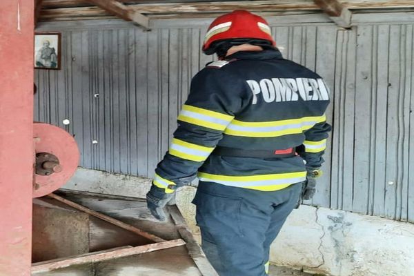 FOTO Adolescentă salvată de pompieri dintr-o fântână