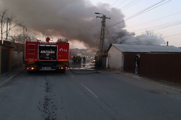 Bătrân imobilizat în locuința cuprinsă de flăcări, salvat de pompieri 