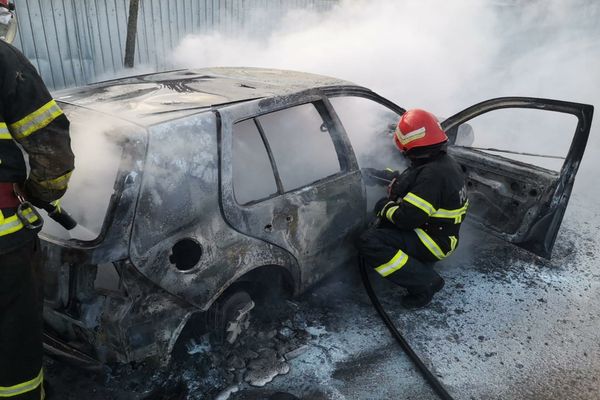 Panică pe stradă. Autoturism în flăcări