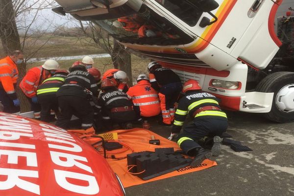 Șofer ucrainean rămas blocat sub autotren în Isaccea. A fost salvat de pompieri