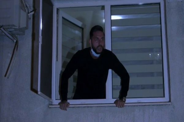 VIDEO Șocant! Tânăr huiduit de protestatari după ce le-a spus că tocmai i-a murit tatăl de Covid