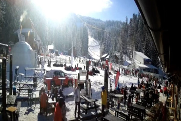 Înghesuială la munte. Turiștii, unul lângă altul, chiar și cu restricții