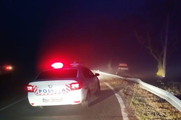 Ambulanță în misiune, implicată într-un accident. Șoferul și o asistentă au fost răniți