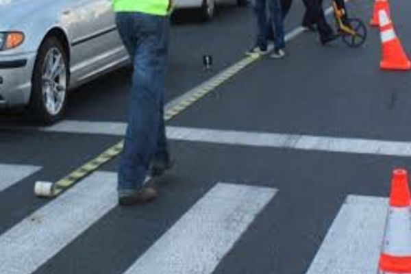 Bărbat rănit după ce a fost lovit de mașină pe trecerea de pietoni