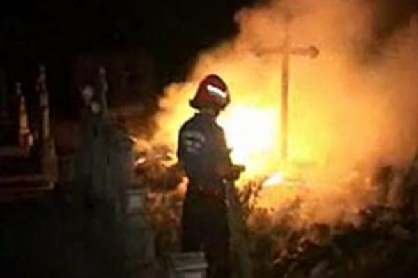 Și-a dat foc în cimitir să scape de închisoare