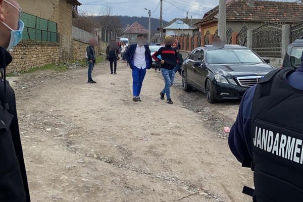 FOTO Le-a dispărut cheful de logodnă după ce au fost amendați!