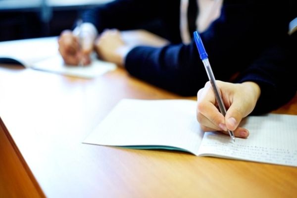 Simularea evaluării naţionale pentru clasa a VIII-a începe azi, cu proba la Limba şi literatura română