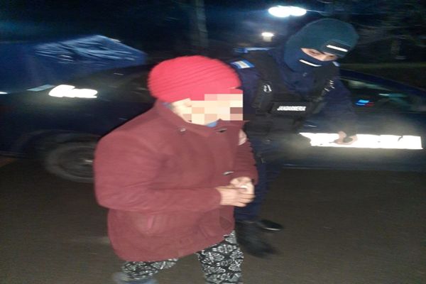 Femeie pierdută pe stradă, dusă acasă în siguranță de jandarmi