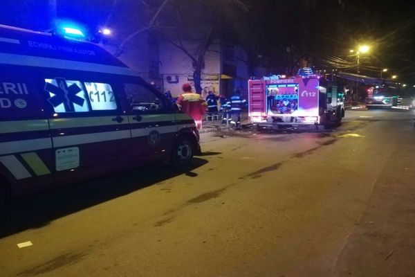 FOTO Incendiu la o garsonieră din Tulcea. Mai mulți locatari evacuați