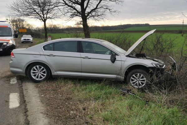 Neatenția la volan! A pierdut direcția de mers și a intrat într-un cap de pod 